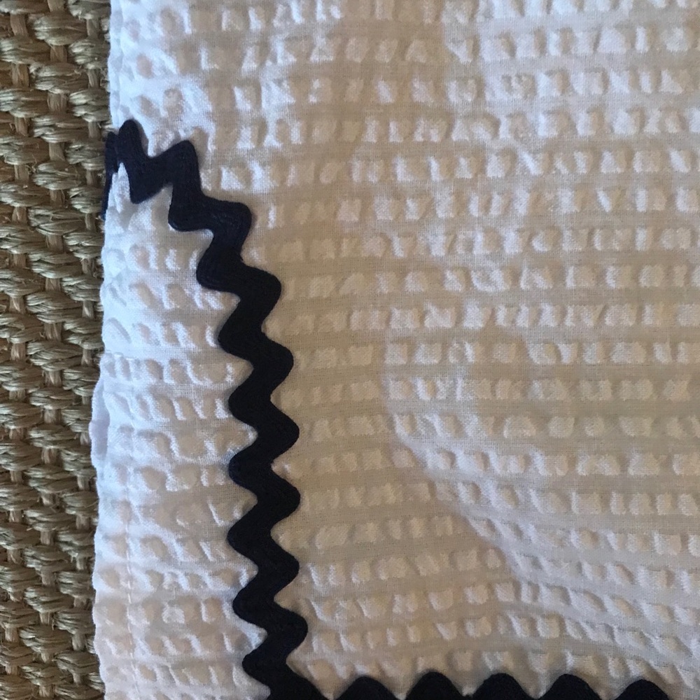 White Seersucker Tunic w/ Navy Sail to Sable - Picture 4 of 5